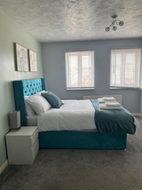 Modern, cosy 4 Bedroom Townhouse Near train, shops & London Access